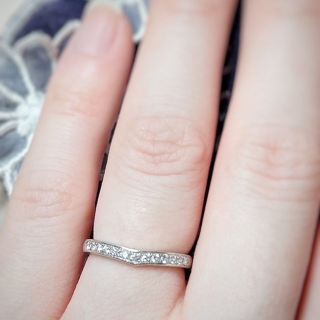 【エクセルコダイヤモンド(EXELCO DIAMOND)の口コミ】 婚約指輪が気に入ったので、それに重ね付けできるものを探していただきま…