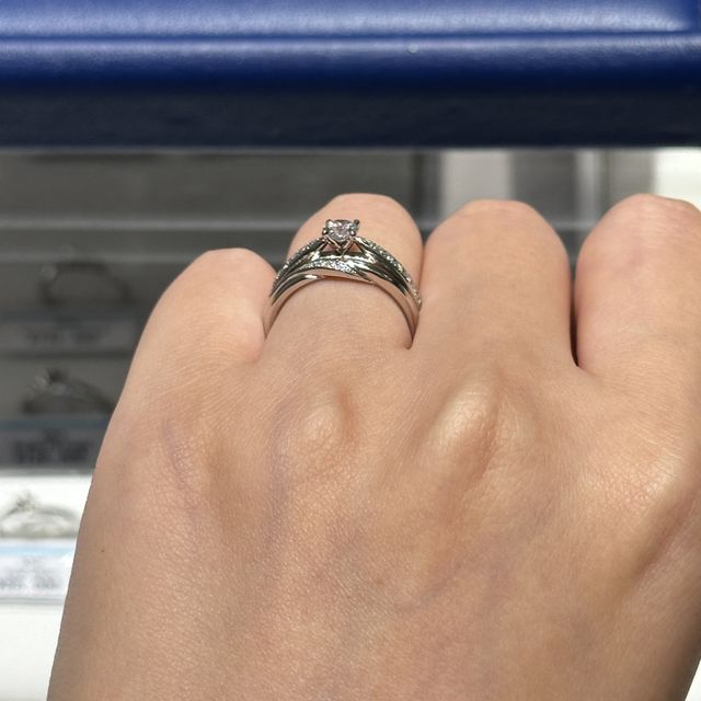 【エクセルコダイヤモンド(EXELCO DIAMOND)の口コミ】 パヴェタイプの婚約指輪とセットで付けられる指輪を探していました。
元々…