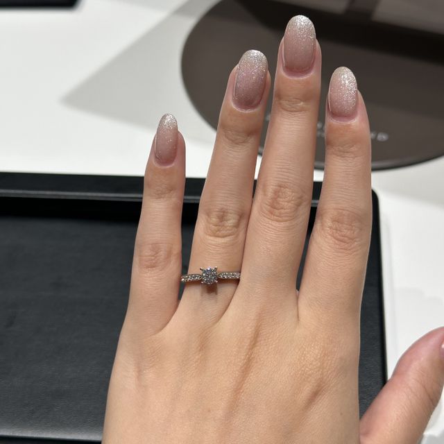 【ラザール ダイヤモンド(LAZARE DIAMOND)の口コミ】 パヴェタイプの婚約指輪を探していました。メレダイヤモンドが輝いており…