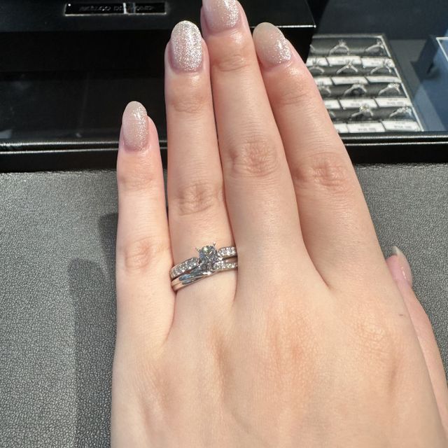 【エクセルコダイヤモンド(EXELCO DIAMOND)の口コミ】 パヴェタイプの婚約指輪を探していました。こちらはミル打ちのクラシカル…