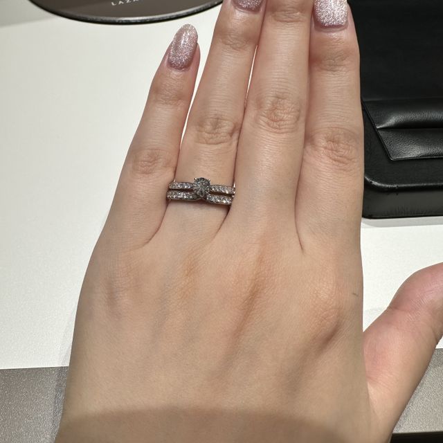 【ラザール ダイヤモンド(LAZARE DIAMOND)の口コミ】 婚約指輪のウィルと重ね付けができる結婚指輪です。メレダイヤモンドがた…