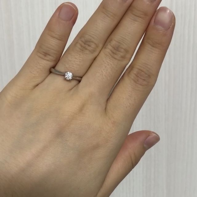 【銀座ダイヤモンドシライシの口コミ】 シンプルでエレガント。ダイヤモンドが綺麗で指輪が長く綺麗に見える。重…