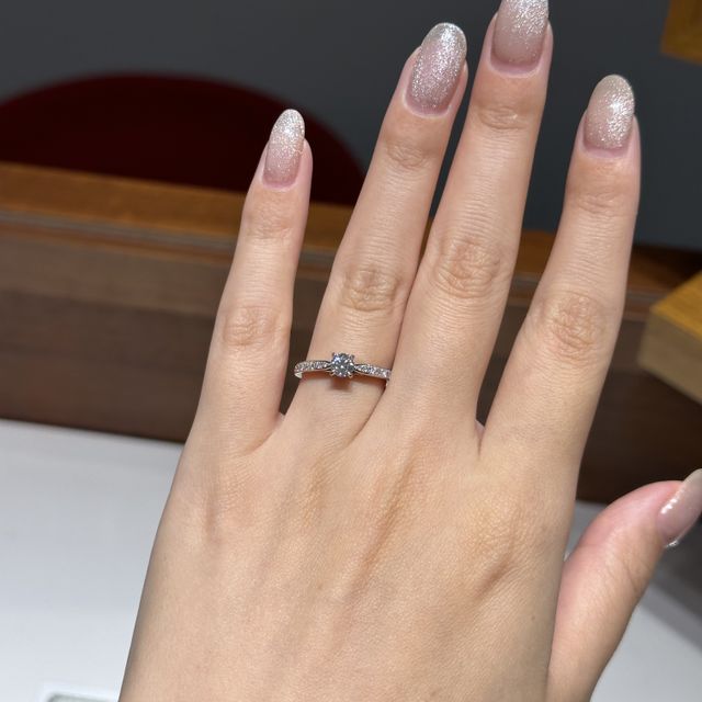 【銀座ダイヤモンドシライシの口コミ】 パヴェデザインの婚約指輪を探していました。似たようなデザインは各ブラ…