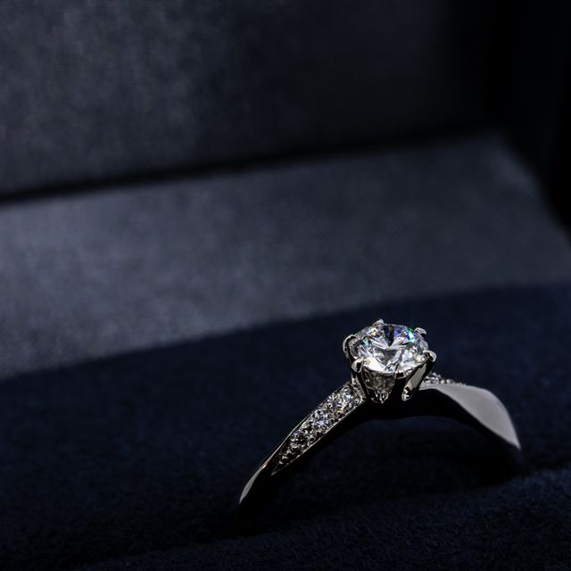 【ラザール ダイヤモンド(LAZARE DIAMOND)の口コミ】 ・指輪のデザインとしては、流れるようなラインとメレダイヤが、メインの…