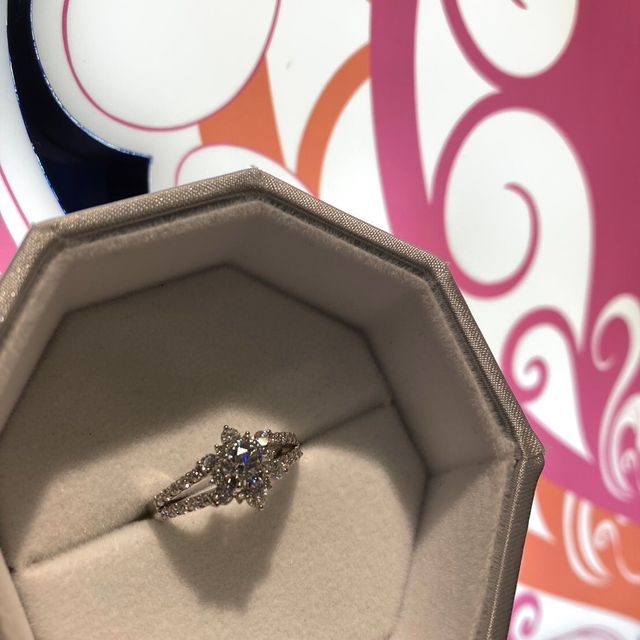 【VENUS TEARS(ヴィーナスティアーズ)の口コミ】 フルオーダーで作成いただいた婚約指輪。0.5ctのダイヤモンド（Dカラー、V…