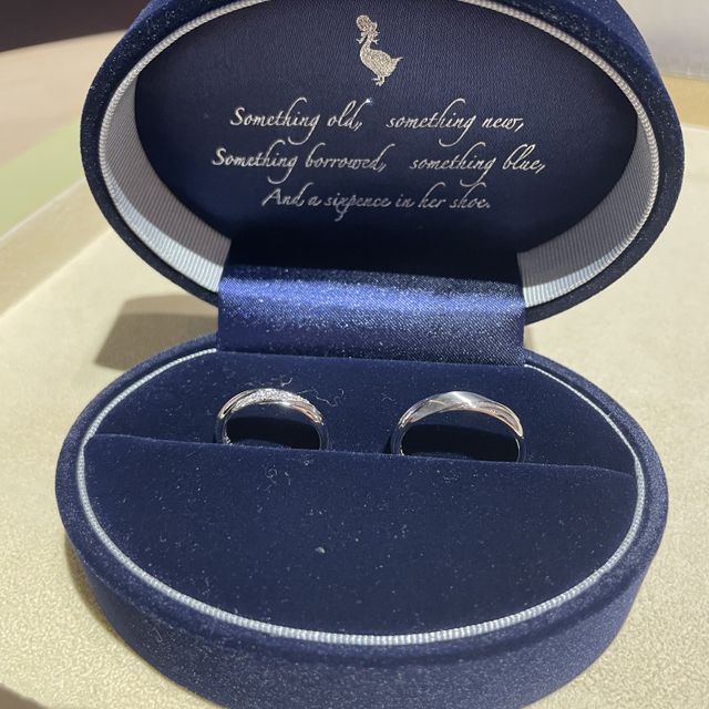 【Something Blue(サムシングブルー)の口コミ】 男性指輪はシンプルだが見た目が良い、また誕生石が入れれることで、さら…
