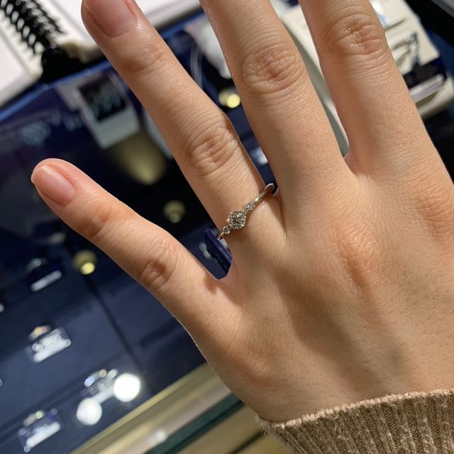 【ROYAL ASSCHER(ロイヤル・アッシャー)の口コミ】 メレダイヤの配置が少し珍しいデザインでした。
大きなメインのダイヤモン…