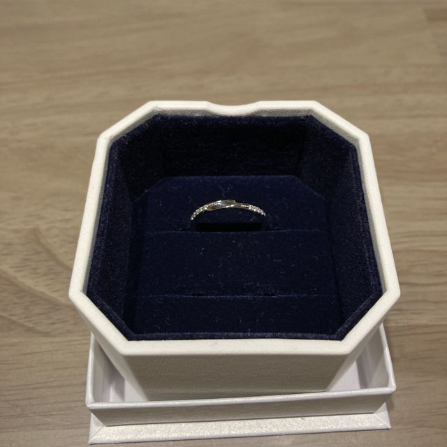 【4℃ BRIDAL(ヨンドシーブライダル)の口コミ】 ダイヤが左右に5個ずつ入っているから、正面から見るとそれほど派手には見…