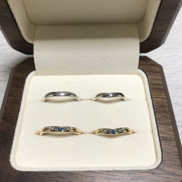 【TANZO.(鍛造指輪)の口コミ】 試着して、指がきれいに見えたV字で作ってもらいました。
婚約指輪はプラ…