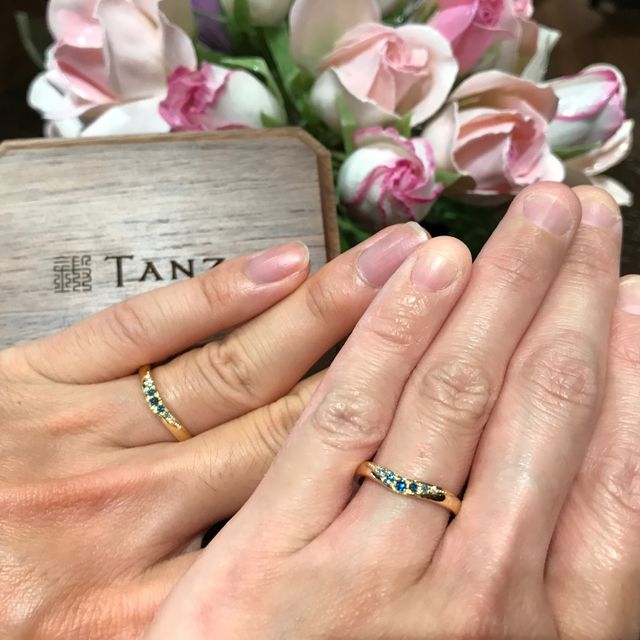 【TANZO.(鍛造指輪)の口コミ】 試着して、指がきれいに見えたV字で作ってもらいました。
婚約指輪はプラ…