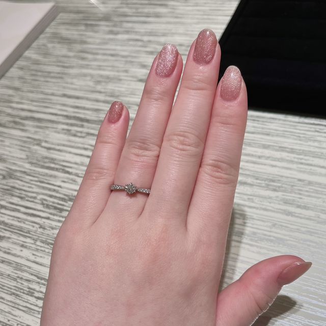 【TRECENTI(トレセンテ)の口コミ】 真ん中にかけてキュッと絞られたデザインがセンターのダイヤをより引き立…