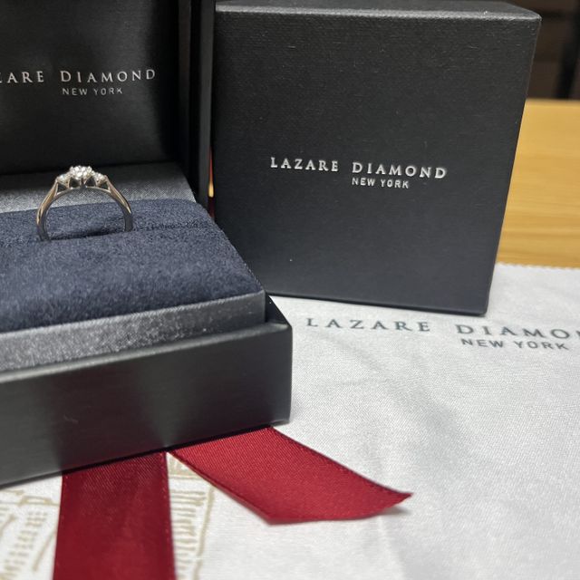 【ラザール ダイヤモンド(LAZARE DIAMOND)の口コミ】 他に見ないデザインで、指輪の横顔が本当に可愛らしいです。

上から見て…
