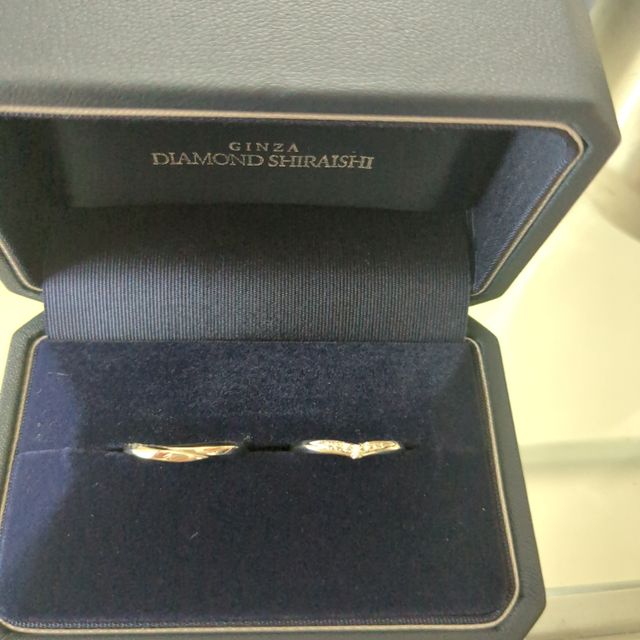 【銀座ダイヤモンドシライシの口コミ】 V字になっていて指キレイに見れるものにしました。ダイヤがさりげなくキラ…