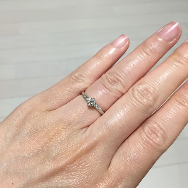 【TASAKI(タサキ)の口コミ】 他の指輪と比べてつけ心地が良くて、するするっと指に入ります。指にフィ…