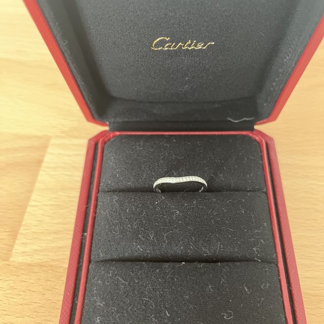 【カルティエ(Cartier)の口コミ】 指輪のデザインに関しては、半分のみダイヤがついているタイプです。
その…