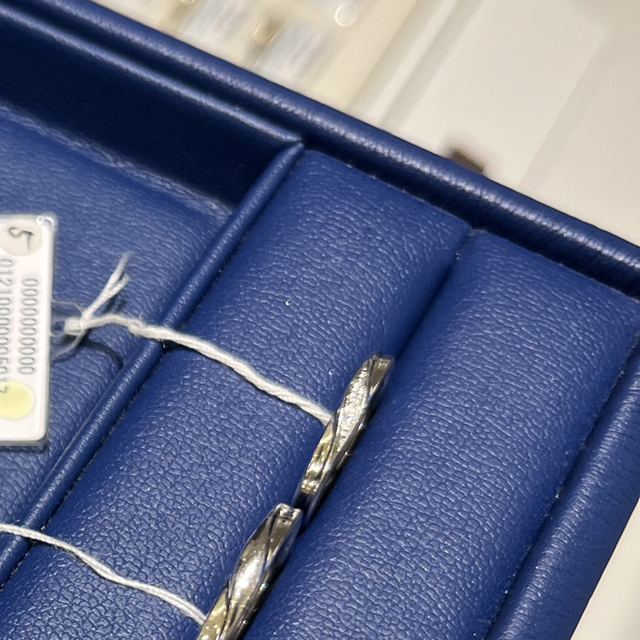 【銀座ダイヤモンドシライシの口コミ】 デザインに関して、女性用が真ん中に斜めにダイヤが入ったタイプ、男性用…