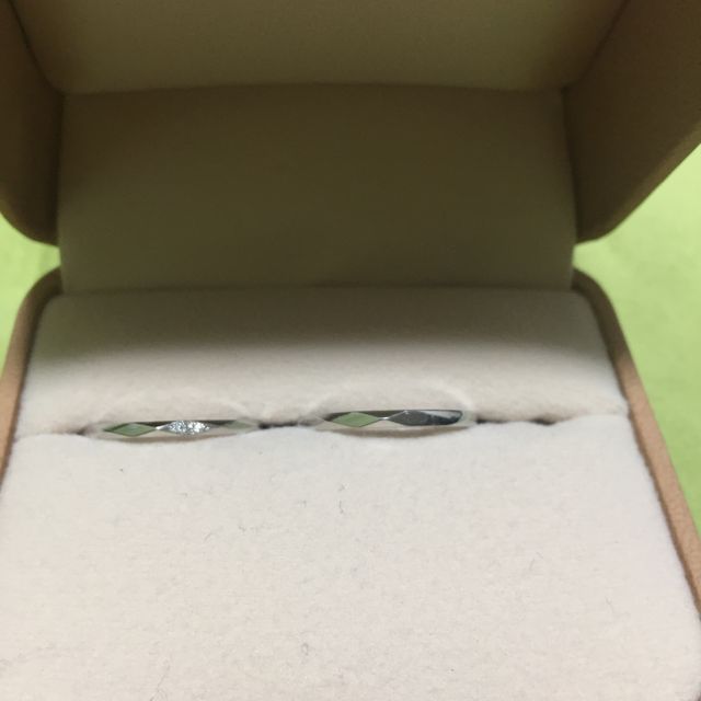 【AMOUR AMULET(アムール・アミュレット)の口コミ】 男性の指輪はシンプルになりがちですが、それが嫌でした。この指輪は女性…