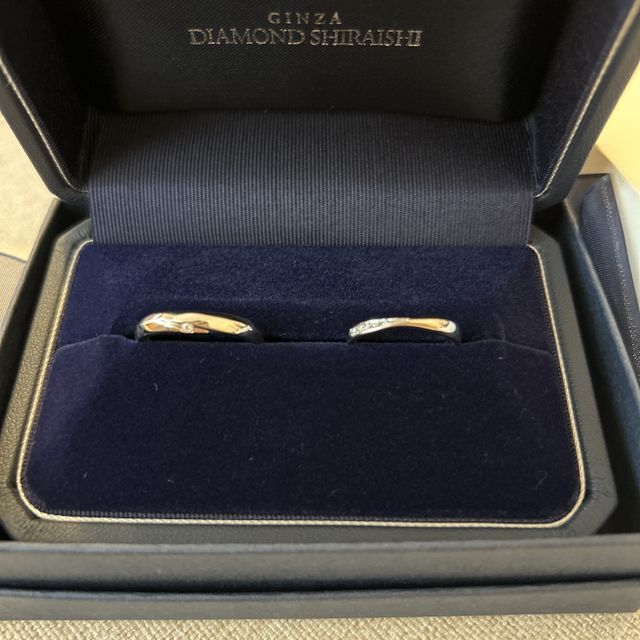 【銀座ダイヤモンドシライシの口コミ】 婚約指輪とかさねづけして綺麗に見えるデザインで決めました。ダイヤモン…