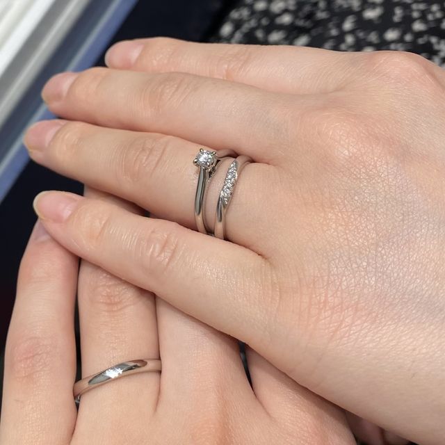 【銀座ダイヤモンドシライシの口コミ】 婚約指輪との重ね付けにも合うような、かつ、日常的に付けていても違和感…