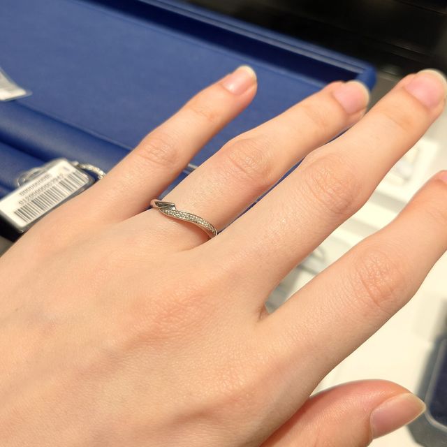 【銀座ダイヤモンドシライシの口コミ】 ぴよっと飛び出た形が印象的で気に入ったためです。色々試着をしている中…