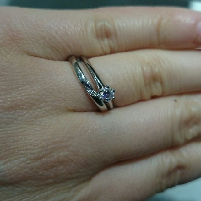 【アイプリモ(I-PRIMO)の口コミ】 婚約指輪との相性が合うこと、普段つけても派手すぎないことを基準に選び…