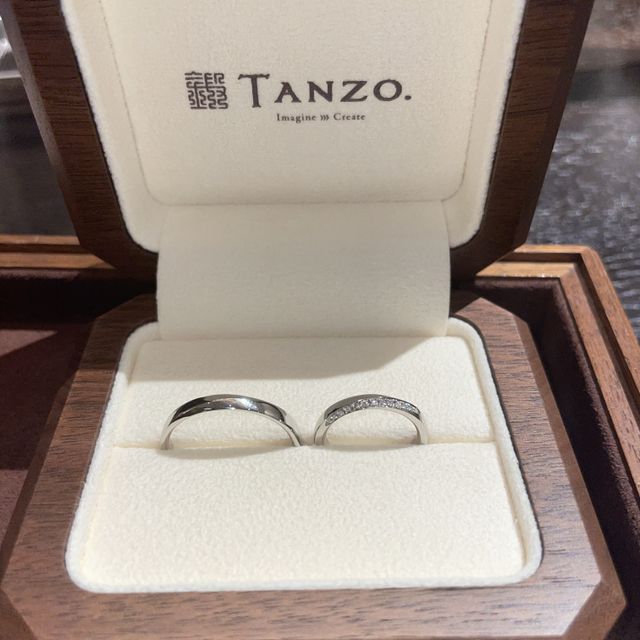 【TANZO.(鍛造指輪)の口コミ】 リングに傾斜をつけてもらい、そこにダイヤを並べました。リングを上下逆…