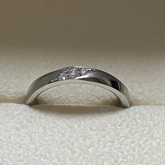 【TANZO.(鍛造指輪)の口コミ】 マット加工の中に3石のデザイン。3石は他のブランドでは少なく、フルオー…