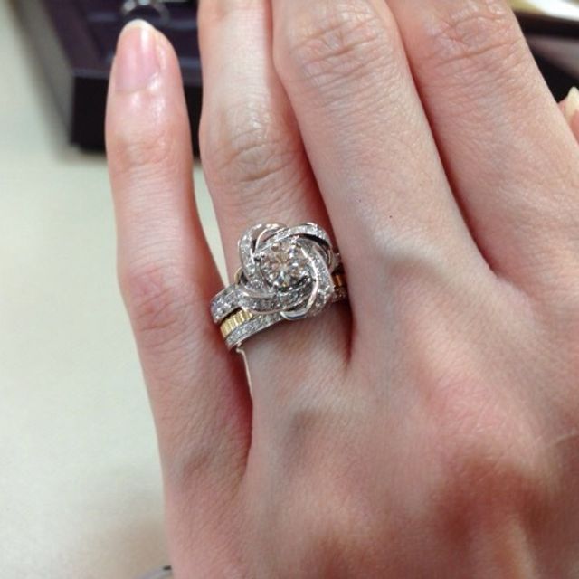 【ブシュロン(BOUCHERON)の口コミ】 シャクヤクモチーフのピヴォワンヌは、他の婚約指輪にはない華やかさがあ…