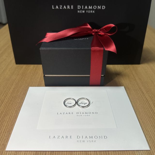 【ラザール ダイヤモンド(LAZARE DIAMOND)の口コミ】 指輪のデザインはストレートで、ダイヤが程よく入っている感じで、どの角…