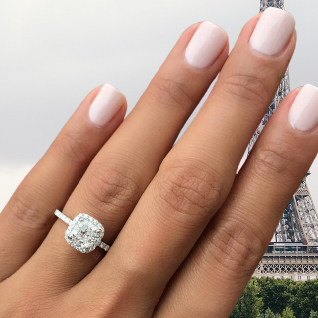 【DIALLURE(ディアリュール)の口コミ】 憧れていたクッションカットに周りもダイヤモンドで囲ったスタイルです。…