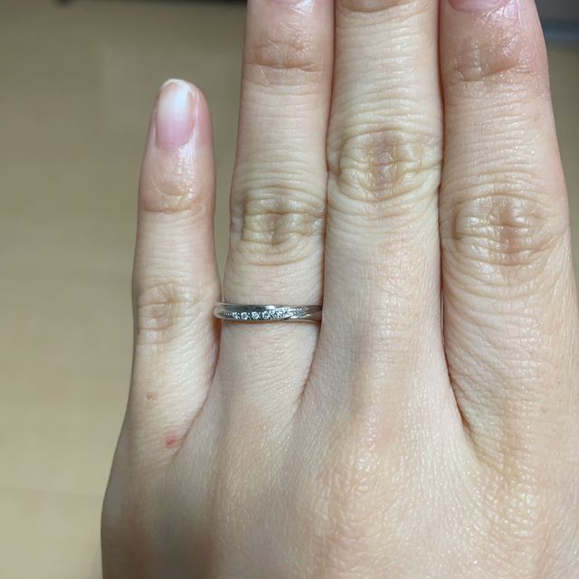 【銀座ダイヤモンドシライシの口コミ】 毎日つけるものなので、飽きのこないシンプルなデザインが気に入っていま…