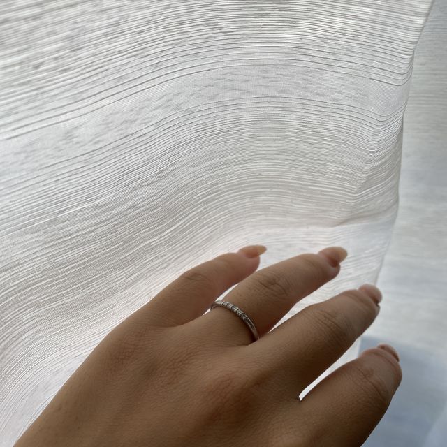 【ENUOVE(イノーヴェ)の口コミ】 流行り廃りのないストレートの指輪にダイヤモンドが5つついているシンプル…
