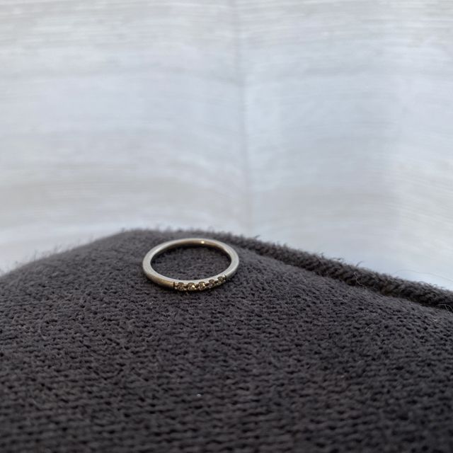 【ENUOVE(イノーヴェ)の口コミ】 流行り廃りのないストレートの指輪にダイヤモンドが5つついているシンプル…