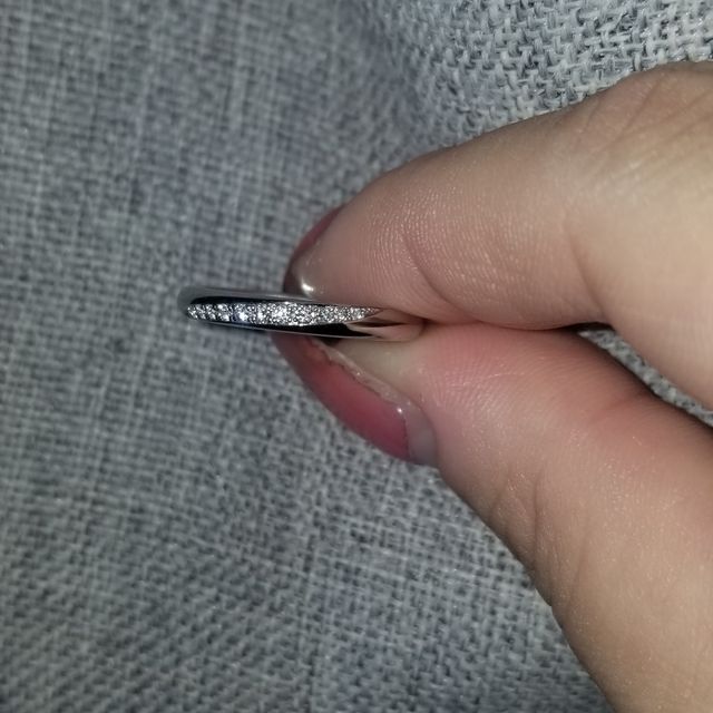 【ラザール ダイヤモンド(LAZARE DIAMOND)の口コミ】 飽きのこないデザインでダイヤモンドが綺麗です。
着け心地もよく細すぎず…