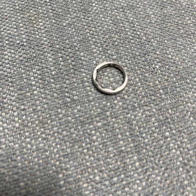 【エクセルコダイヤモンド(EXELCO DIAMOND)の口コミ】 内側にさりげなくレースのような切り込みがあり、とてもフェミニンなデザ…