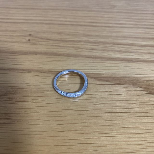 【俄(にわか)の口コミ】 デザインがシンプルでラインがとても綺麗です。
私は指が太くて短いがコン…