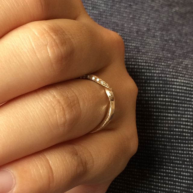 【TOMOE(トモエ)の口コミ】 メレダイヤのリングを探していて、こういった捻ったデザインのものはたく…