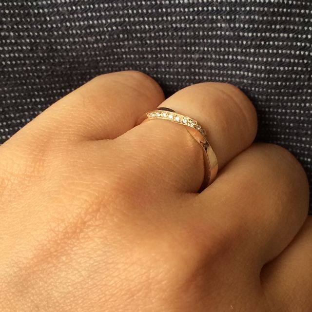 【TOMOE(トモエ)の口コミ】 メレダイヤのリングを探していて、こういった捻ったデザインのものはたく…