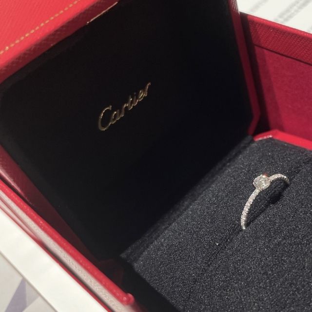 【カルティエ(Cartier)の口コミ】 デザインは、シンプルさのある一石でかつ、周りのプラチナ部分にもダイヤ…