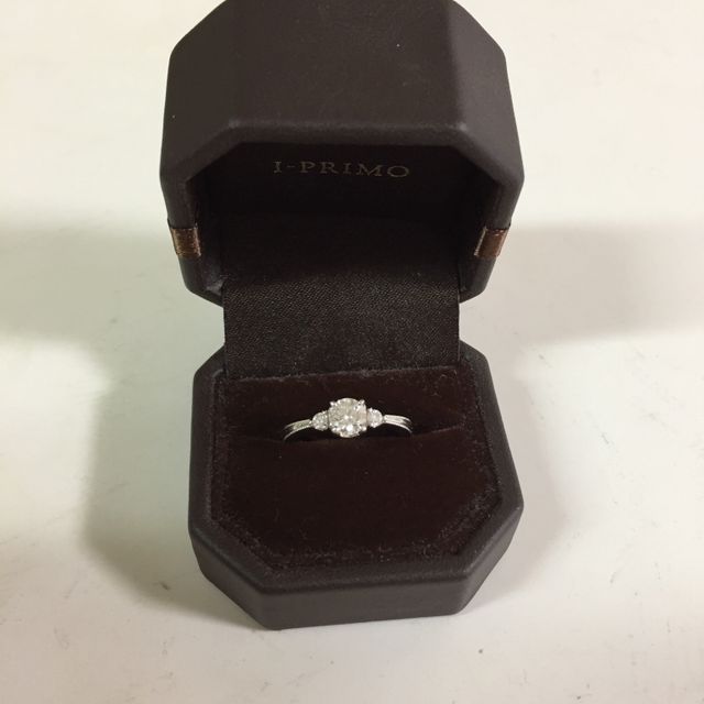 【アイプリモ(I-PRIMO)の口コミ】 サプライズでプロポーズされた時に婚約指輪をもらいました。
指輪を選んで…
