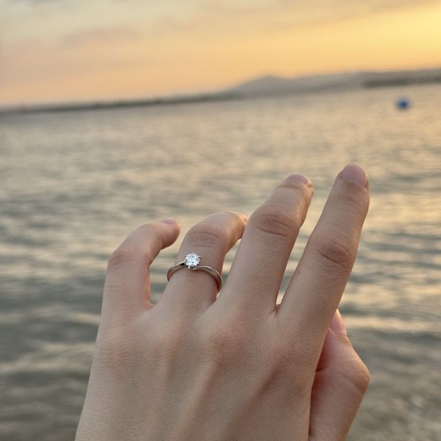 【TOMOE(トモエ)の口コミ】 この婚約指輪を購入して大満足です。デザインがとても上品で、かつ無駄が…