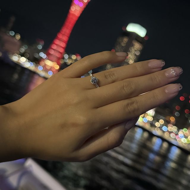 【MAGNOLIA WHITE JEWELRY(マグノリアホワイトジュエリー)の口コミ】 他ブランドもたくさん調べていたなかで、一粒ダイヤのいわゆる婚約指輪っ…