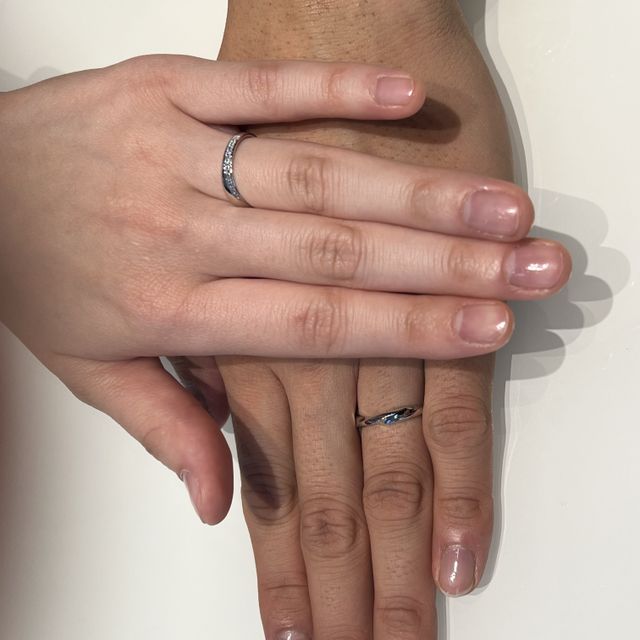 【俄(にわか)の口コミ】 【デザイン】
ウェーブに沿って上下にダイアモンドがついているので、自分…