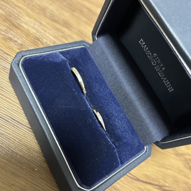 【銀座ダイヤモンドシライシの口コミ】 女性用の方は、太さがゆるくアシンメトリーになっており、指がきれいに見…