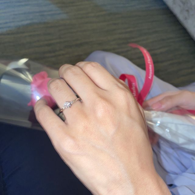 【ラザール ダイヤモンド(LAZARE DIAMOND)の口コミ】 &bull;ダイヤモンド
カラットは抑えて、質を重視しました。
純度、色味は…