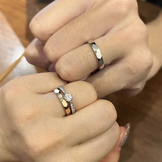 【ラザール ダイヤモンド(LAZARE DIAMOND)の口コミ】 他ではなかなか見ない珍しいデザインに惹かれました。
カット面が多いので…