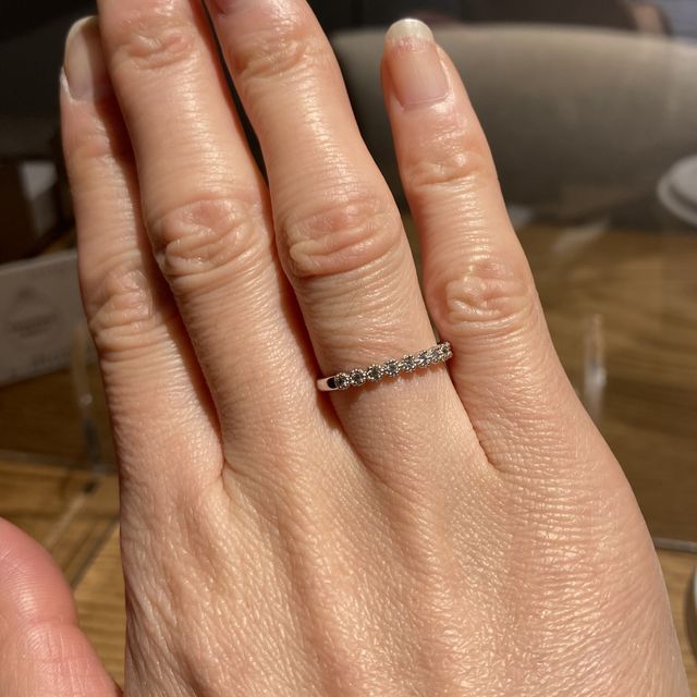 【LOVE NOTESの口コミ】 婚約指輪とブライダルリングを兼ねての購入だったためシンプルなデザイン…
