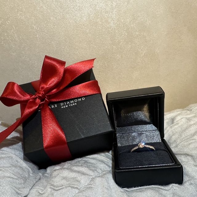 【ラザール ダイヤモンド(LAZARE DIAMOND)の口コミ】 宝石を支える爪が4つなので取れにくい。
ラインレメのデザインが主張しす…