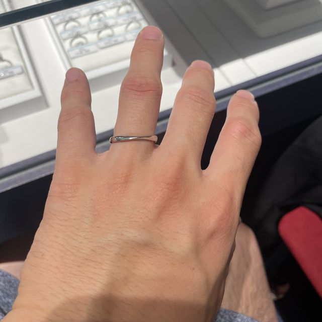 【銀座ダイヤモンドシライシの口コミ】 デザインはシンプルだが、着用時に着け心地が良く気にいった。プライベー…