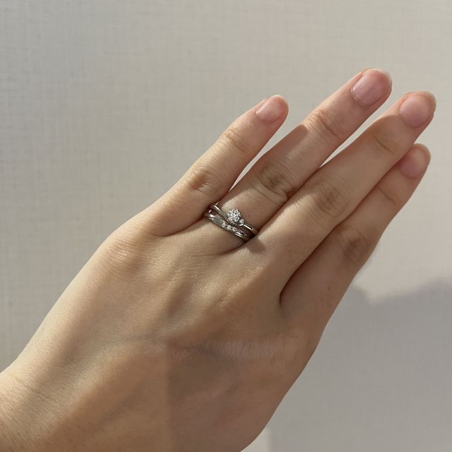 【アイプリモ(I-PRIMO)の口コミ】 ●ケイローンの結婚指輪
真ん中にダイヤが数個埋め込まれています。
程よく…